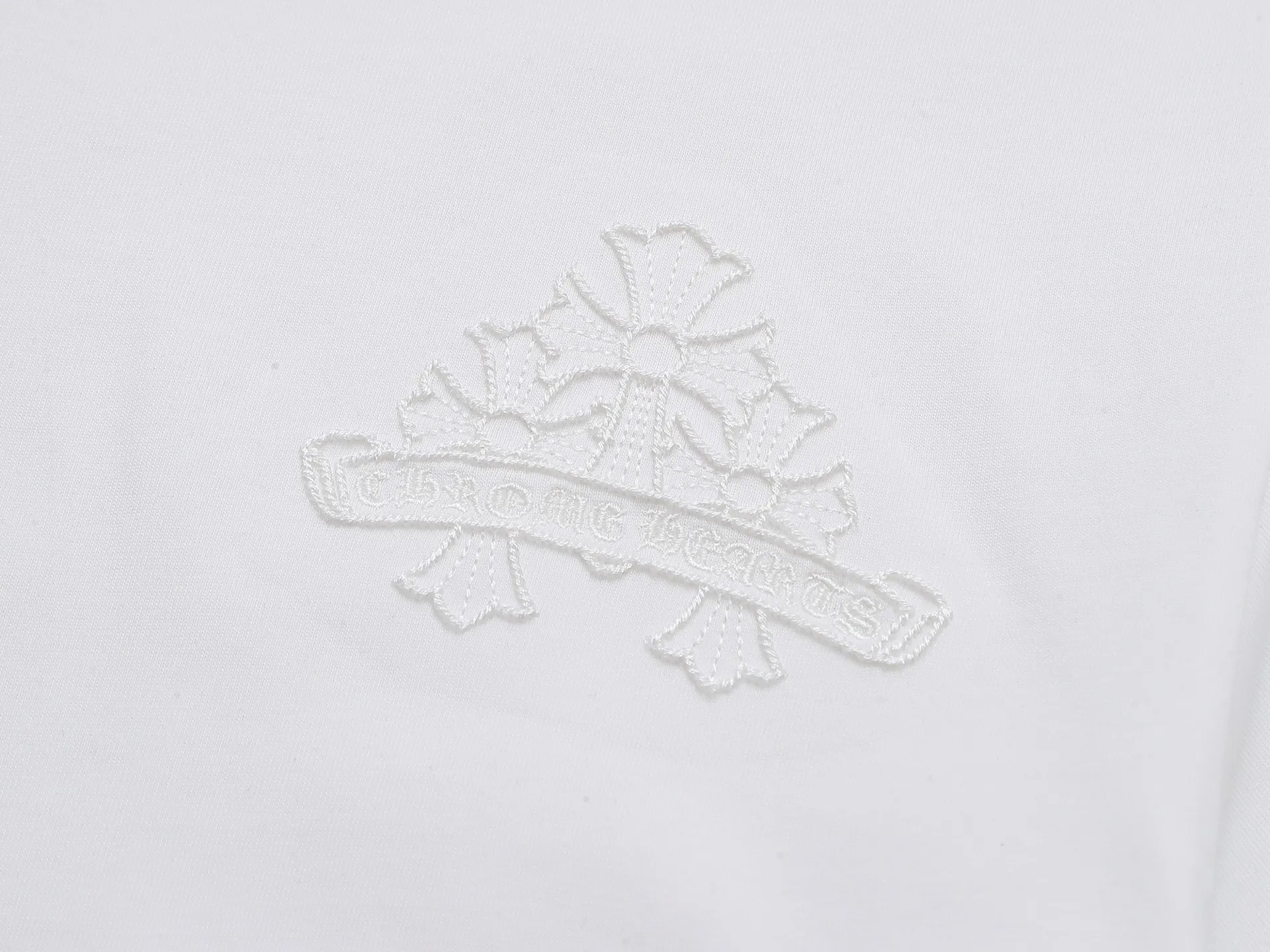 P160 280g exclusive version] Chro*e Hets Chro*e Hets 𝟐𝟎𝟐5 spring and summer washed hollow three-dimensional embroidery + three-dimensional stitching high-density embroidery round neck short sleeves 2025SS latest short sleeves adopt the inherited hollow three-dimensional embroidery + three-dimensional stitching embroidery is an embroidery form of high-density embroidery, hollow embroidery. The embroidered areas are highlighted to form three-dimensional embroidery. To make the embroidery pattern clear, novel and layered, hollow embroidery uses high temperature to separate the hot-melt adhesive film from the cut pieces to obtain the finished embroidery product. After embroidery, high-temperature washing is performed to dissolve the padded foam glue to form a hollow center, showing a soft three-dimensional feel. The hand feels very soft and light!  Three-dimensional needle-stitching high-density embroidery, the stitching has a strong sense of line and three-dimensionality, the stitching is vivid and lively, and the coverage is also good. Three-dimensional needle-stitching embroidery technology is a brand-new embroidery technology that combines traditional embroidery technology with modern color concepts to create amazing artistic effects. This technology can instantly dye a white thread to create a natural color transition, giving your work a colorful effect. Whether it is flowers, animals or abstract patterns, three-dimensional needle embroidery technology can make them lifelike, as if giving them vitality. In this era of pursuing personalization and uniqueness, three-dimensional needle embroidery technology makes embroidery more personalized and charming, making you the center of attention whether in formal occasions or daily wear. In addition, three-dimensional needle embroidery technology is also durable and waterproof, so you don’t have to worry about it fading or being damaged. In short, it is an innovative craft that perfectly combines art and fashion, making the work more beautiful, unique and precious. If you want to make yourself more personalized and charming, try this round neck short sleeve!  Washed hollow three-dimensional embroidery ➕ Three-dimensional needle-stitched high-density embroidery. The double embroidery process makes the whole dress show its exquisite craftsmanship. The retro and classic are vividly displayed on this dress! The front and back patterns of the clothes are all made of washed three-dimensional embroidery, showing a low-key and luxurious fashion sense from any angle. It is an outstanding and eye-catching classic style that stands out among many spring and summer new styles! The front and back patterns are completely combined, rich in layering, full of three-dimensionality, very soft to the touch, fashionable and classic. This short-sleeved shirt is both low-key and has a rock style that is unique to Crowe. It is avant-garde and retro. The two styles are displayed on the same piece of clothing, colliding with unique creative sparks. It can be said to be avant-garde, full of personality, fashionable and versatile, and the same style for male and female couples! An excellent hit! Creative design, double embroidery, excellent craftsmanship, exquisite details and first-class feel! An excellent hit! It is made of 280 grams of double yarn and double ply dust-free imported pure cotton fabric. It has been washed and high-temperature shaped and pre-shrunk. The fabric is comfortable and breathable. It will not shrink after repeated washing. The fabric has a high-end and exquisite texture and a first-class feel! High-density embroidery has good firmness and is not easy to fall off! The detail processing is 100% perfect. It looks great no matter how you match it with various styles. High weight and high quality. Exclusive version. Non-market ordinary version. Enlarge real shot details. Instant sale of all versions. Compare at will. Quality is absolutely guaranteed. A must-have for fashionistas. Control it at will. Definitely one for everyone. A must-have for men and women couples! The most 🆕first release, the exclusive first release, the same style for men and women, classic, simple and versatile, and the quality is unquestionable!  Chrome Hearts is a famous Hollywood luxury brand founded by Richard Stark in 1988 with unique design style! The design style combines rock punk, street hip-hop and other low-key luxury styles. It adheres to pure handcrafting and exquisite design, so its value as a work of art has far exceeded the meaning of jewelry.  Color: Black White Size: S M L XL